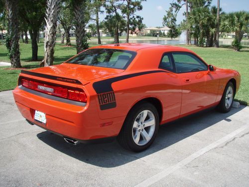 2009 dodge challenger r/t  6 speed **only 3,800 miles!**