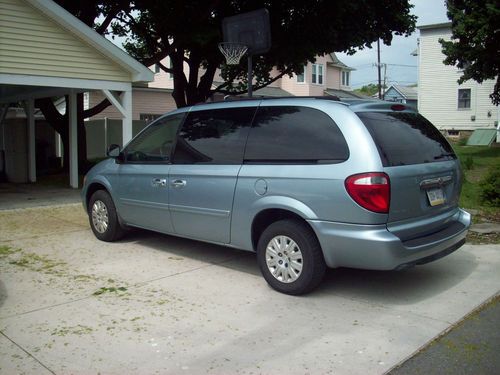 2005 chrysler town&amp; country lx