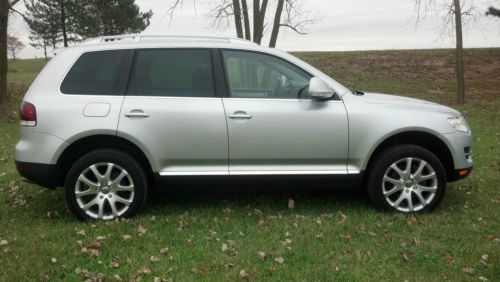 This suv is fully loaded, with every option! 4x4, sunroof, heated leather.