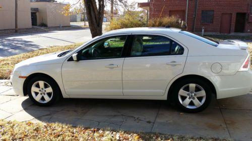 White ford fusion se in good condition, 6 cylinder automatic with 176,000 miles