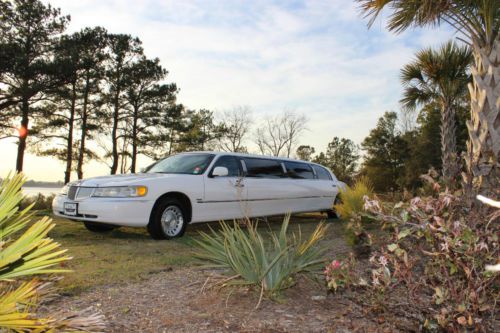 White 2000 lincoln town car limousine 120&#034; executive series