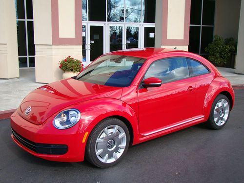 2012 volkswagen beetle, only 9k mi, automatic, navigation, heated seats!