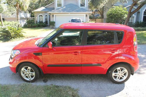 2011 kia soul plus red hatchback leather low miles