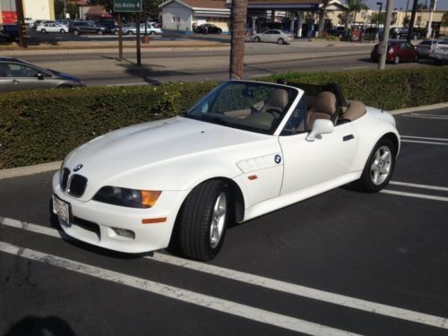 Automatic  bmw z3 roadster v6 with 2.8l engine, premium package, white/beige