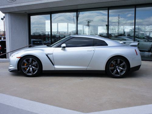 2010 nissan gt-r premium low miles new tires/service