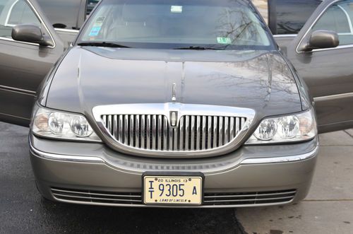 2003 lincoln town car executive series clean straight priced to sell