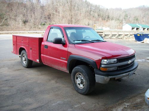 Purchase used 2000 CHEVY 2500 4X4 WORK TRUCK W/UTILITY BED in Galax