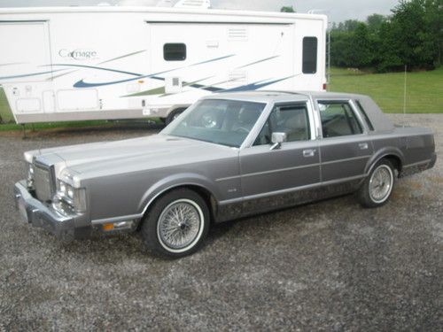 1988 licoln town car.  beautifull car!! garage kept, grandpa owned!!