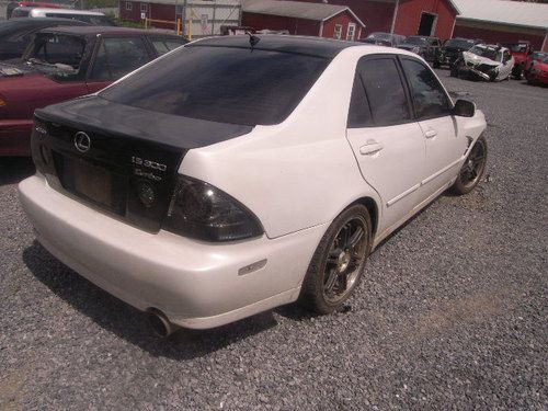 Wrecked salvage rebuildable 2005 lexus is clean title