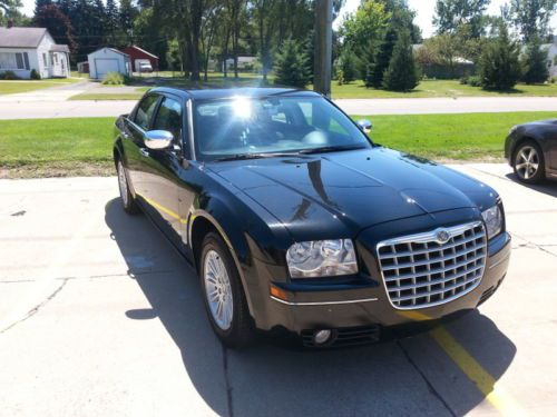 Super clean 2010 chrysler 300 touring rwd