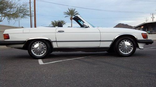 1986 mercedes 560sl convertible white..no rust..original paint..car is spotless