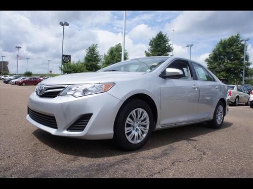 2012 toyota camry le 30k auto 2.5l warranty 1 owner 6.1" lcd bluetooth financing