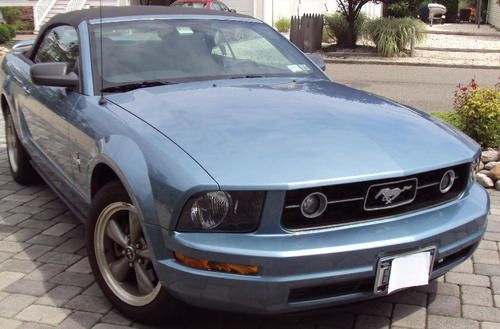 2006 ford mustang convertible. 6 cyl, only 25k miles. garage kept, excellent