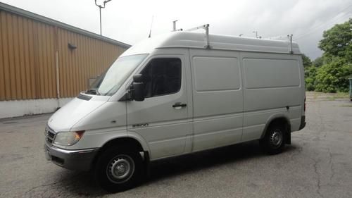 Low miles dodge sprinter 2500 sky high ceiling 2.7l i5  turbo diesel no reserve