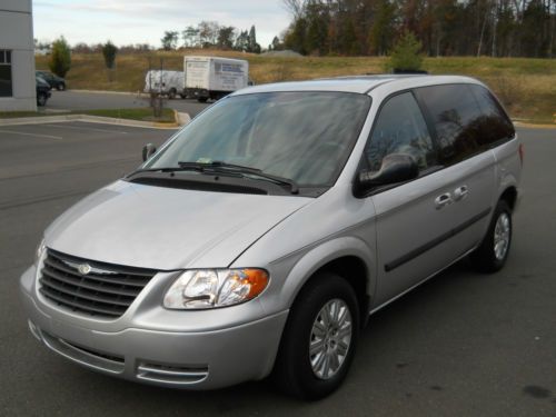 2006 chrysler town &amp; country base with only 36,350 miles / like new