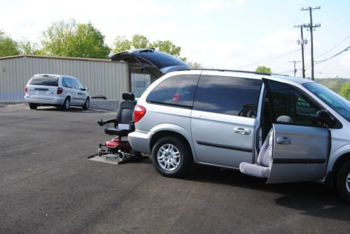 2004 dodge grand caravan equipped with a bruno turny orbit seat &amp; joey lift sys