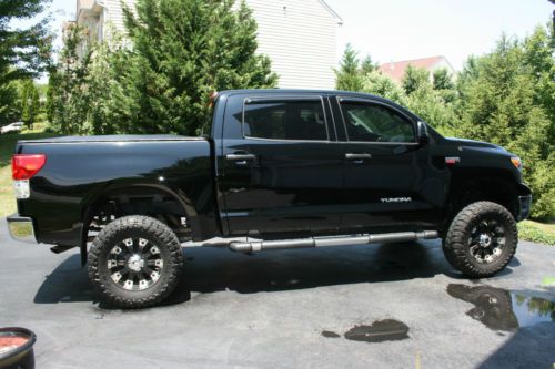 2011 toyota tundra crewmax, lifted, 35 in tires, custom exhaust, custom stereo