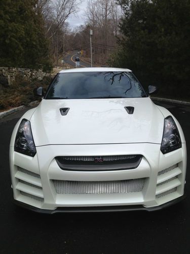 2010 nissan gt-r premium coupe 2-door 3.8l