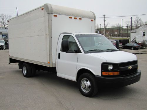 Chevrolet express 3500 utility box truck!!! one owner!!! ramp, autocheck report!