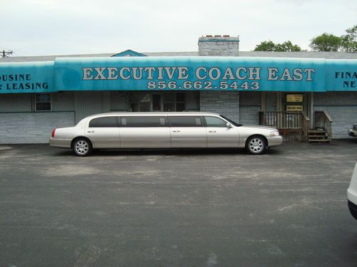 2010 lincoln town car limousine