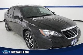 11 chrysler 200 sedan, comfy leather seats, 1 owner, clean carfax, we finance!