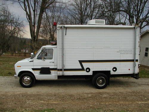 E350 box truck/sheriffs command van/mobile office has roof ac,awning,light bars