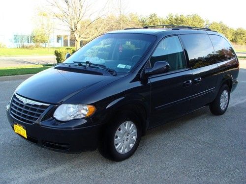 2006 chrysler town&amp;country 6 cylinder black very clean woman owned by owner