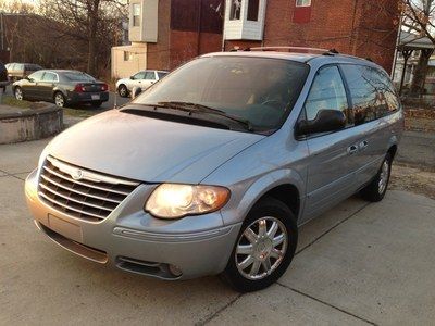2005 chrysler town &amp; country limited loaded no reserve!!!