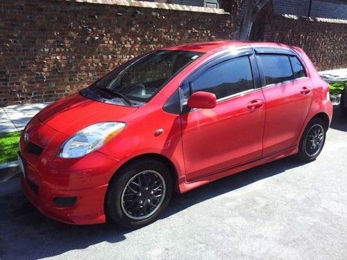 2010 toyota yaris base hatchback 4-door 1.5l - excellent condition - warranty !