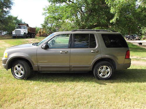 2002 ford 4x4 explorer  xlt  4.6  (v-8)  third row leather seating, moon roof