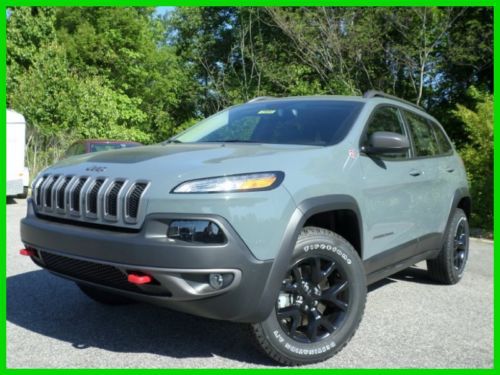 $3,000 off sticker new trailhawk 3.2l v6 panoramic sunroof navigation leather
