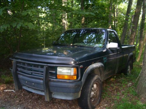 1995 dodge dakota sport, 4wd, w/ good running engine and trans selling as is