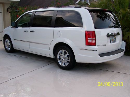 No reserve! loaded, low mileage, nav, chrome wheels, dvd 3 tvs stow and go seats