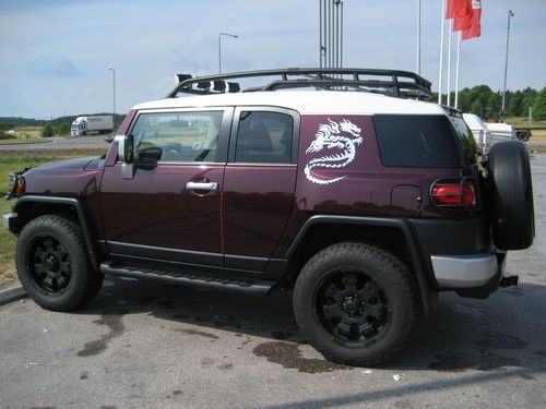 Toyota fj cruiser, like new only 9900 miles, it has over $8000 extra equipment +
