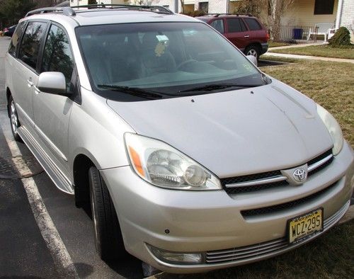 2004 toyota  sienna xle awd  fully loaded.