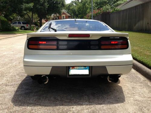 Does a nissan 300zx have airbags