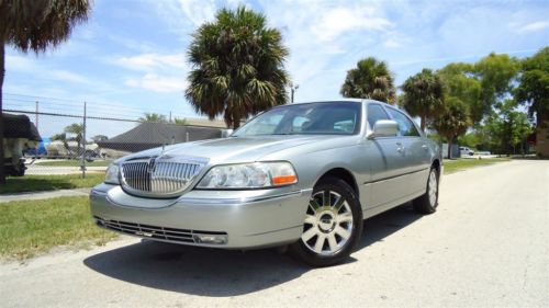 2006 lincoln town car , rare 25th anniversary , ex clean and selling no reserve