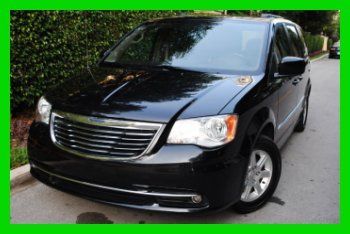 2011 chrysler town&amp;country touring, back up camera, fm/cd/dvd/mp3, best offer!!!