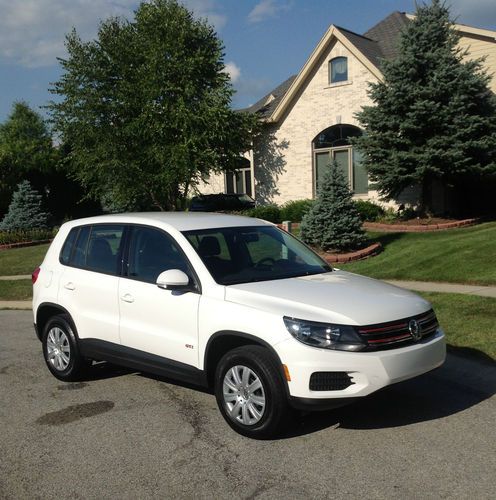 2012 volkswagen vw tiguan s sport utility 4-door 2.0l 6 speed manual!  like new