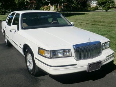 1996 lincoln town car signature series only 88k miles luxury a/c leather garaged