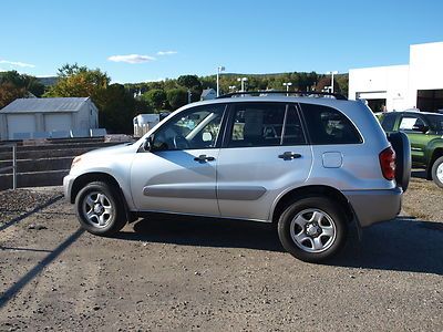 Silver suv awd rav 2004 4x4 automatic 4 cylinder 2.4l one owner clean carfax
