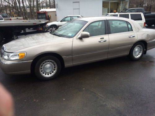 2000 lincoln town car executive series very clean near mint