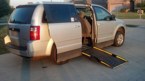 2010 dodge grand caravan se wheelchair / handicap ramp van no reserve