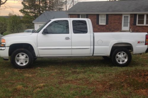 White, 4dr, ext cab, 4wd
