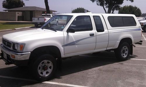 1995 toyota tacoma 22re 4 cylinder, 4x4, 5-speed, 75k miles, one owner!*