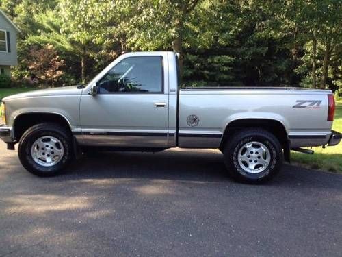 Bueatiful classic 1989 chevy silverado 4x4  lots of photos so be patient.