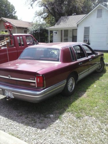 Lincoln towncar 1990  burgundy great condition runs great cold a/c