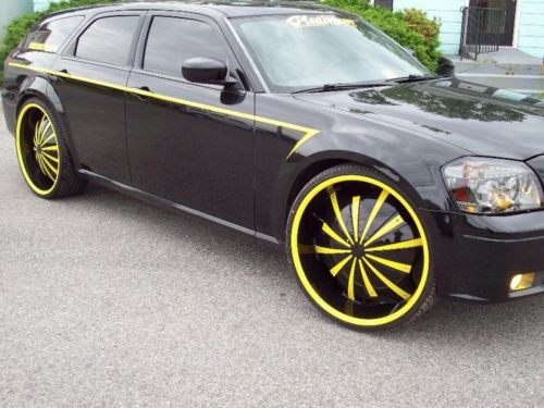 Dodge magnum on 26s custom stereo system v8 hemi