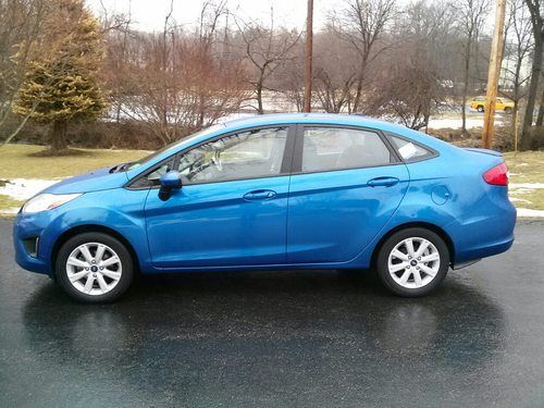 2011 ford fiesta se blue flame metallic one owner clean!  manual 5-s