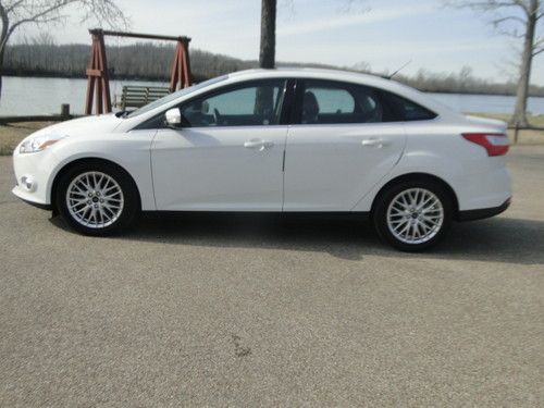 2012 ford focus sel leather sunroof factory wheels!! very nice and clean car